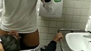 recebi uma mamada gostosa do moleque no banheiro público de deficientes