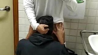 recebi uma mamada gostosa do moleque no banheiro público de deficientes