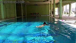 Yo, Jessica’s sexy look by the pool drives me wild! 🔥