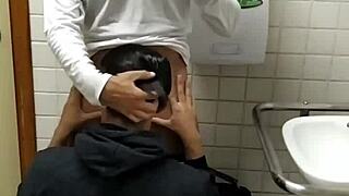 recebi uma mamada gostosa do moleque no banheiro público de deficientes