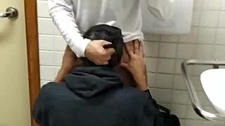 recebi uma mamada gostosa do moleque no banheiro público de deficientes