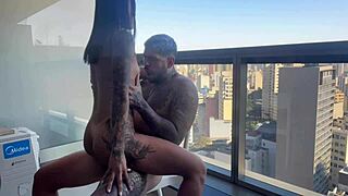 A cunhadinha me surpreendeu com uma visita de calcinha na sacada do hotel