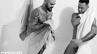 네 친구들과 야생 오르기에서 세게 박는 그룹 액션