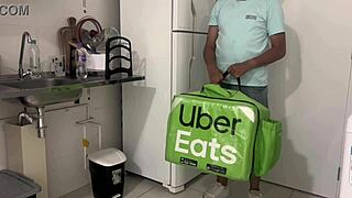 hey, entregador got paid with my wet pussy!