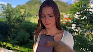 Prozkoumávám vzdálené potěšení s mou zrzavou přítelkyní pro multiorgasmy na veřejných místech