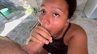 Mando A Lavar Una Ropa Con La Vecino Pero Le Propongo Que Me Una Mamada Y Sexo