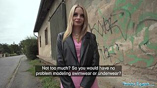 عميل عام يغري عارضة حقيقية. تسقط على ركبتيها لنيك قضيب كبير في الهواء الطلق.