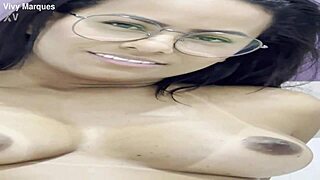 siririca gostosa plays with toys in lingerie