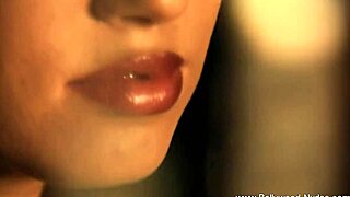 Stunning Indian beauty seduces with erotic dance