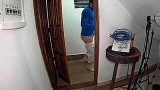 sufocamento com a bunda e palmadas no rabo do macho