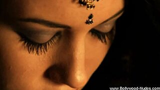 Stunning Indian beauty seduces with erotic dance