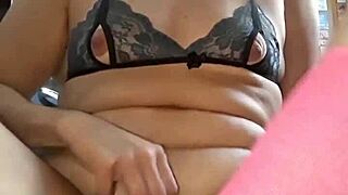 A loira estava com saudade de sentar no foguete e ainda aproveitou socar uma abobora enorme para ficar com as pregas frouxas.