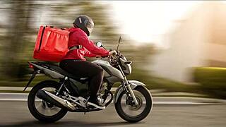 Motorcyclist just came to deliver a package, but things got steamy with exotic Latina