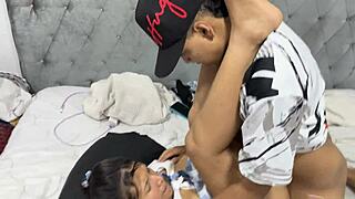 Me follo a mi hermanastra duro hasta correrme en sus tetas. Qué apretadas están!