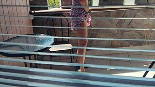 كام مخفي يمسك إنزال على شرج في شرفة الفندق