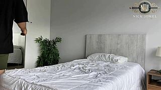 nick jowel en su PRIMERA VEZ con cámara escondida. grita mientras lo hace duro en casa.