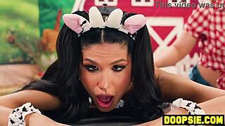 Блондинка с большой жопой доит и скачет на двух горячих шемейл хуях