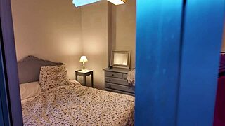 后妈门开着露出她毛茸茸的逼