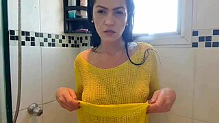 com muito tesão, garota safada esfrega seios e mostra bunda sem calcinha!