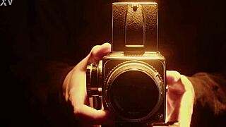 Wow, peitinho bicudo jorrando leite while putinha goes wild on siririca! 😍