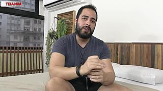 Look at this cute tattooed girl full of desire in her pussy, passing by here