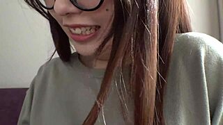 真面目そうな家庭教師小白さんがHカップで乳首をいじくる！ 😜