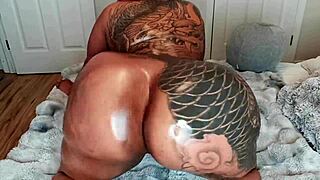 Oiled ass twerks for worship session