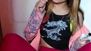 Bonneyuwu enjoys lollipops in a pretty blonde teen solo