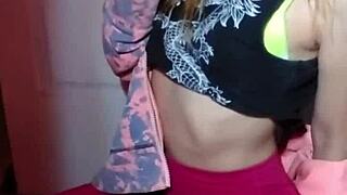 Bonneyuwu enjoys lollipops in a pretty blonde teen solo