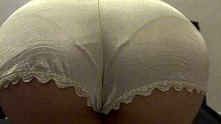 Mi madrastra colombiana me da un regalo navideño con su gran trasero