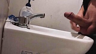 水槽上歇着蛋蛋，准备大鸡巴巨大射精