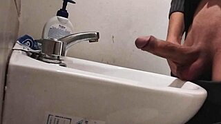 水槽上歇着蛋蛋，准备大鸡巴巨大射精