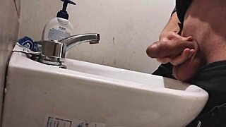 水槽上歇着蛋蛋，准备大鸡巴巨大射精