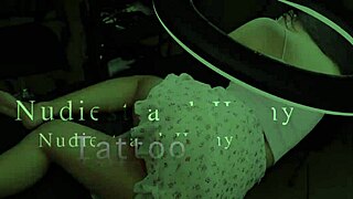 Big ass girl while tattoo feeling horny and seduce the artist 😏