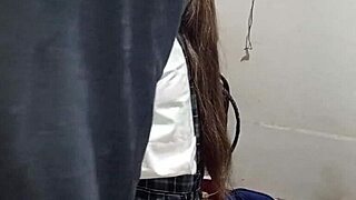 Mi colegiala entra en cuarto ajeno. Acaba la sesion sexual con mamada.