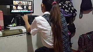 Mi colegiala entra en cuarto ajeno. Acaba la sesion sexual con mamada.