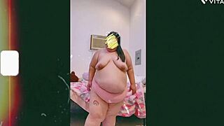 Mature cougar dances topless with saggy tits on cam