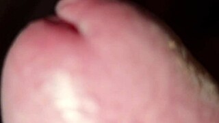 Arrapato e nudo con solo addosso la t-shirt sborrata con guardona - ragazzo italiano sexy si sega spiato dalla sorellastra