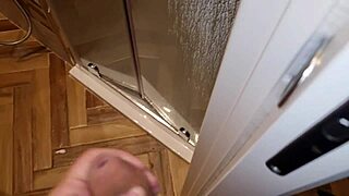 Arrapato e nudo con solo addosso la t-shirt sborrata con guardona - ragazzo italiano sexy si sega spiato dalla sorellastra