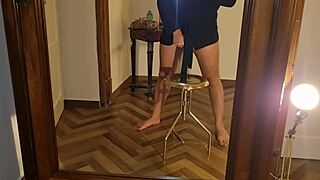 Arrapato e nudo con solo addosso la t-shirt sborrata con guardona - ragazzo italiano sexy si sega spiato dalla sorellastra