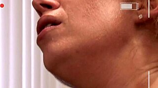 两个丝袜女妈床上激烈磨逼