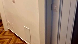 Arrapato e nudo con solo addosso la t-shirt sborrata con guardona - ragazzo italiano sexy si sega spiato dalla sorellastra