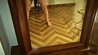 Arrapato e nudo con solo addosso la t-shirt sborrata con guardona - ragazzo italiano sexy si sega spiato dalla sorellastra