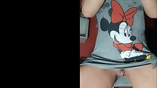 gostosa soca dedinhos no cu enquanto rebola no funk