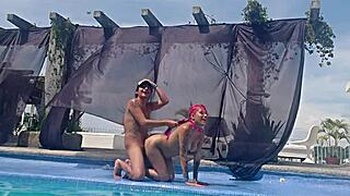 Prima sem traje de banho na alberca mostra latina ass