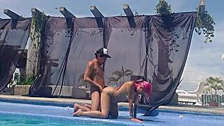 Prima sem traje de banho na alberca mostra latina ass