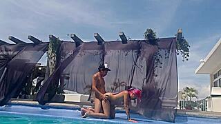 Prima sem traje de banho na alberca mostra latina ass