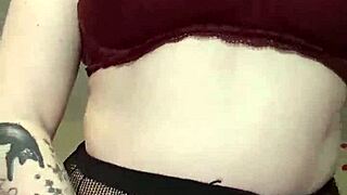 Striptease slut uses vibrator to cum!