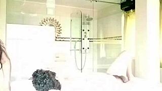 cuerniando al marido mientras se folla al amante sin condon y acaba con cum 😏