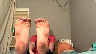 Those dirty white girl feet are irresistible!